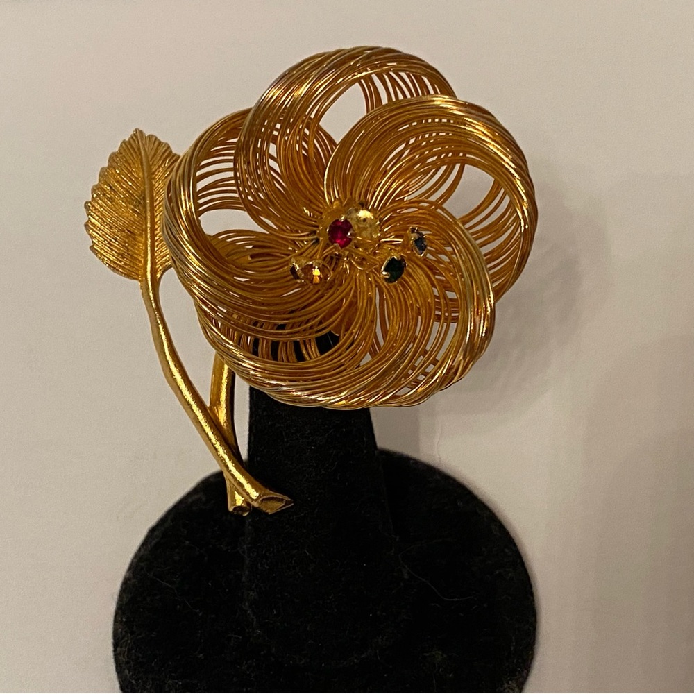 VINTAGE BROOCH GOLD TONE WIRE WRAPPED FLOWER COLORED RHINESTONE CENTER